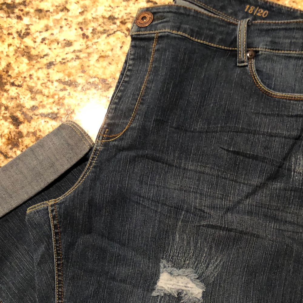 Womens Avenue Capri Cuffed Distressed Jeans 18/20